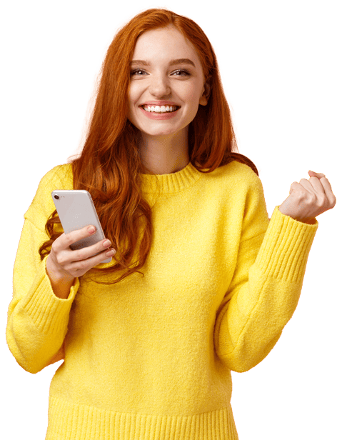 Mujer con sudadera amarilla sonriendo mientras sostiene un teléfono en su mano